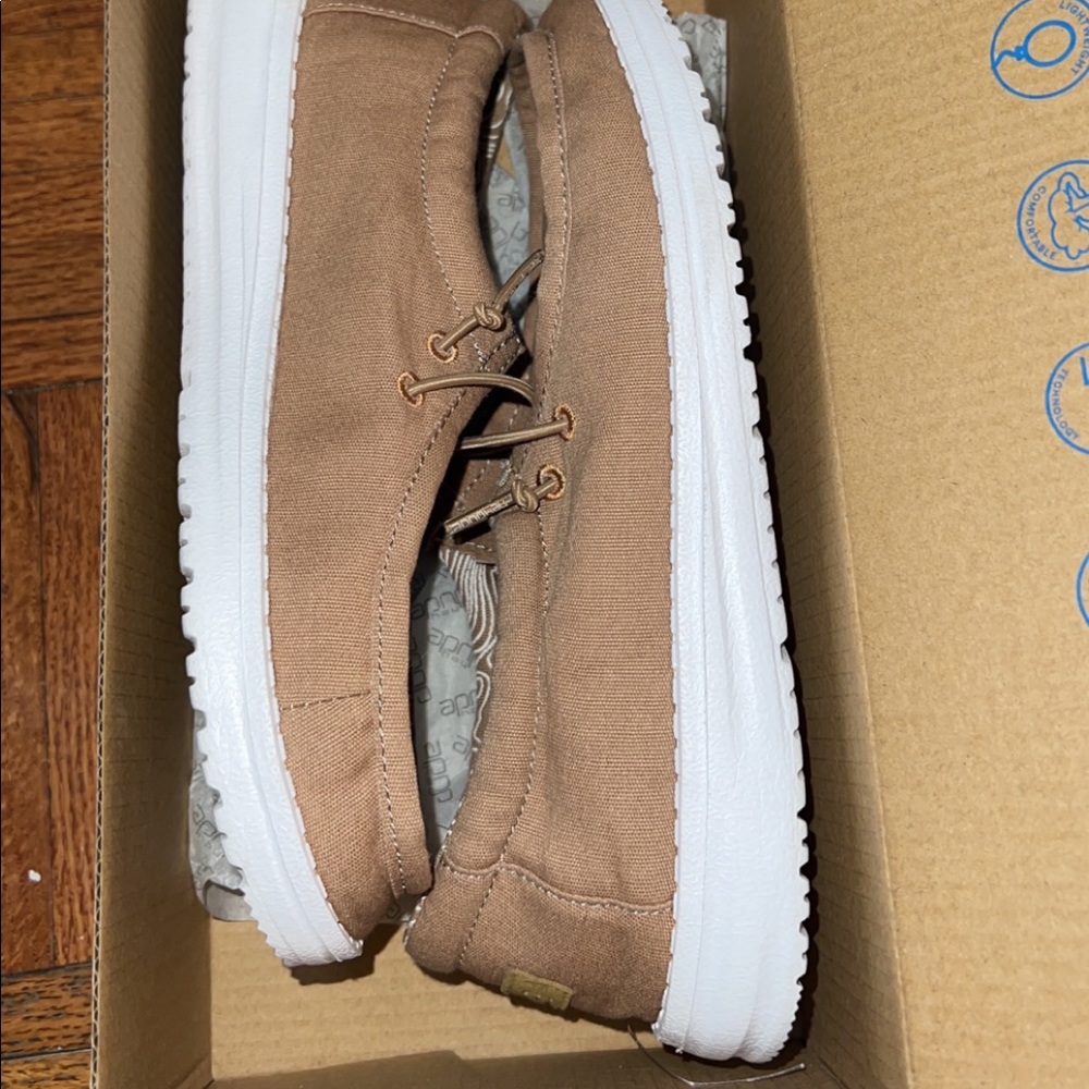 Hey dudes tan boys size 6